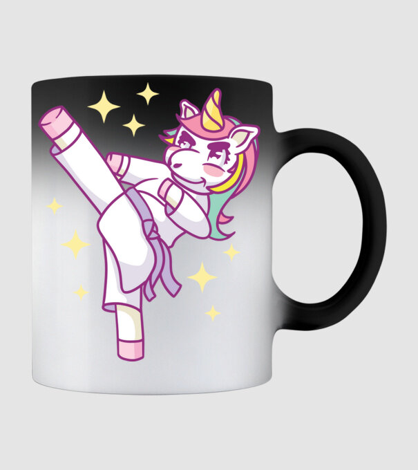 Karate unicorn model negru pe tricou