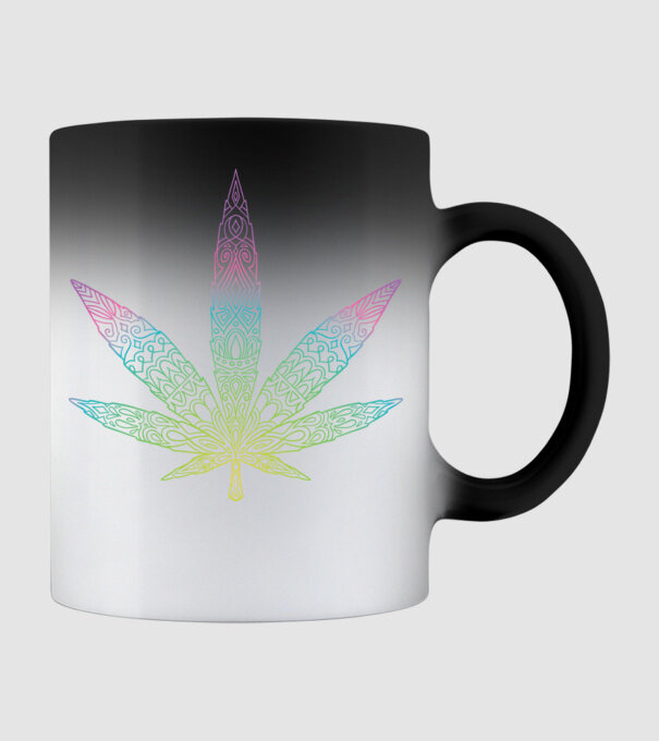Frunză colorată de marijuana model negru pe tricou