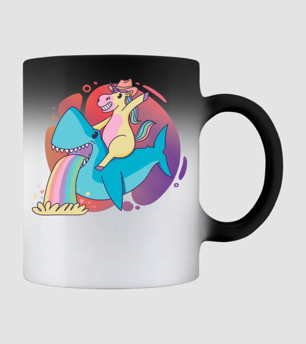 Unicorn pe rechin model negru pe tricou