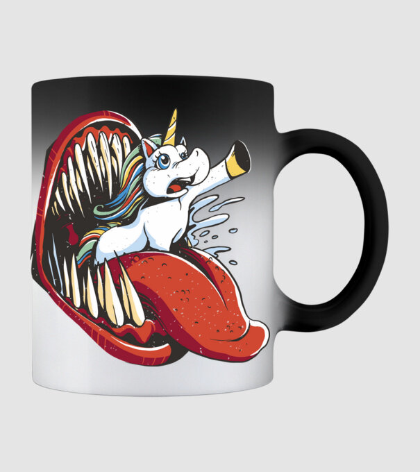 În gura monstrului Unicorn model negru pe tricou