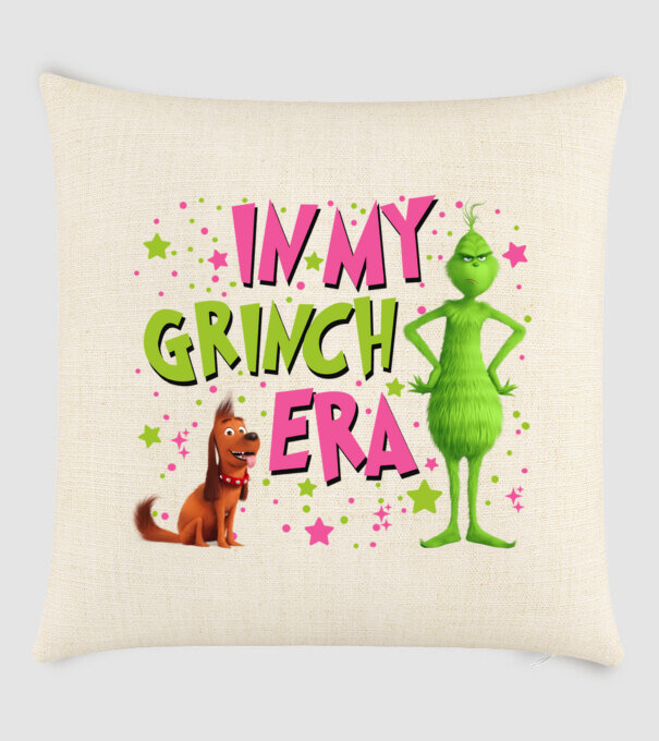 In my Grinch era model nisipiu pe tricou